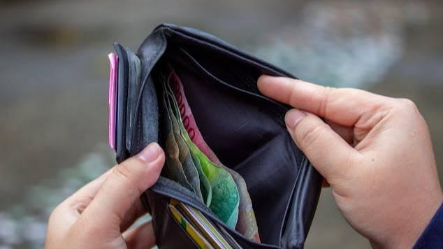 Ilustrasi uang dalam dompet