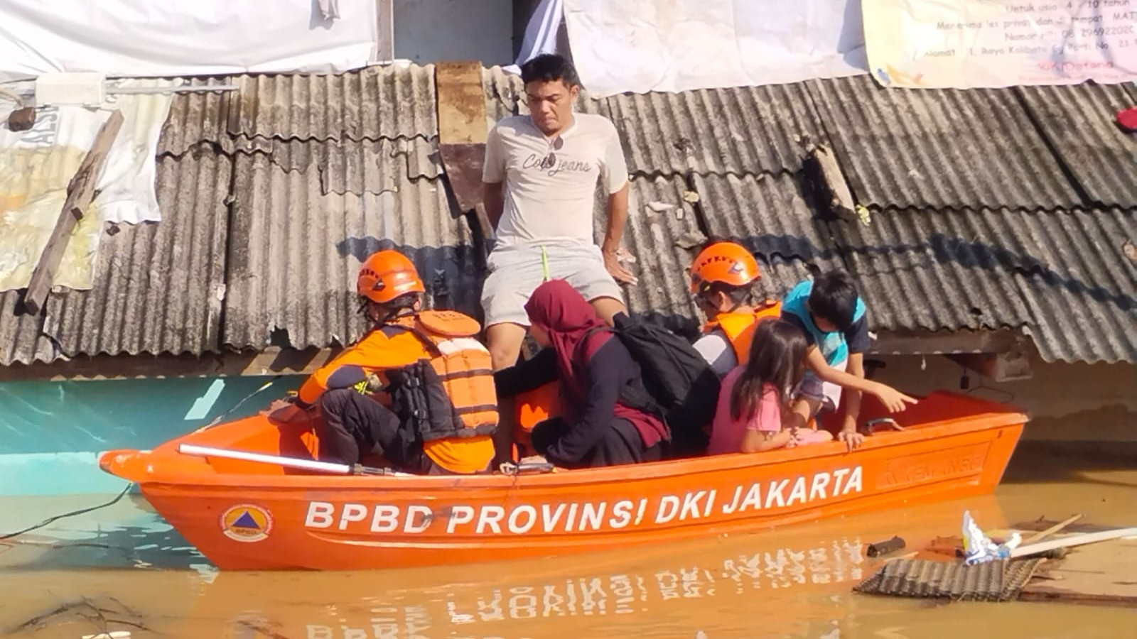 Situasi banjir di Jakarta, Minggu (6/7/2025)