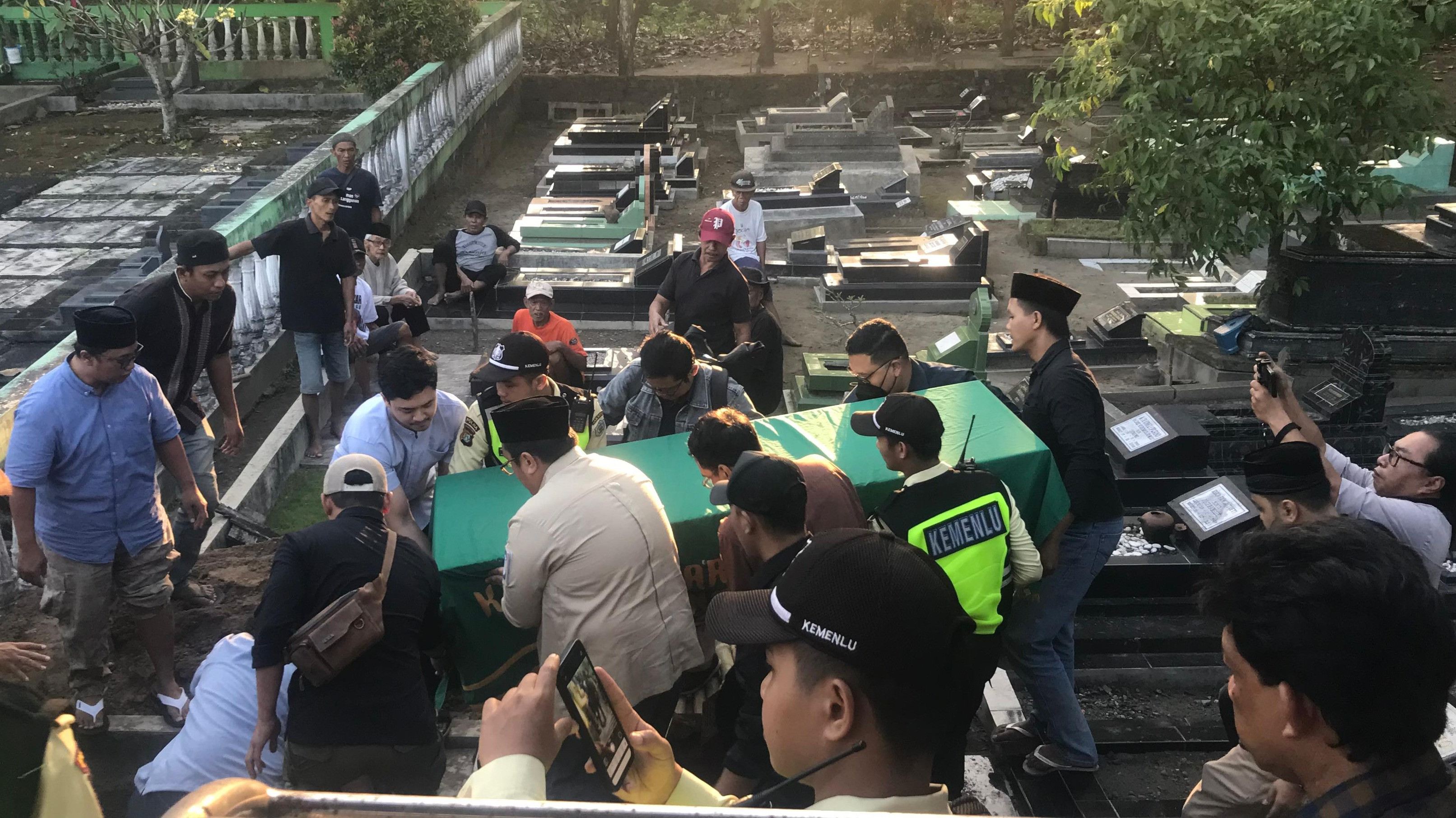 Prosesi pemakaman Diplomat Fungsional Muda Kementerian Luar Negeri RI, Arya Daru Pangayunan (39) di Pemakaman Sunten, Banguntapan, Kabupaten Bantul, DI Yogyakarta, Rabu (9/7/2025).