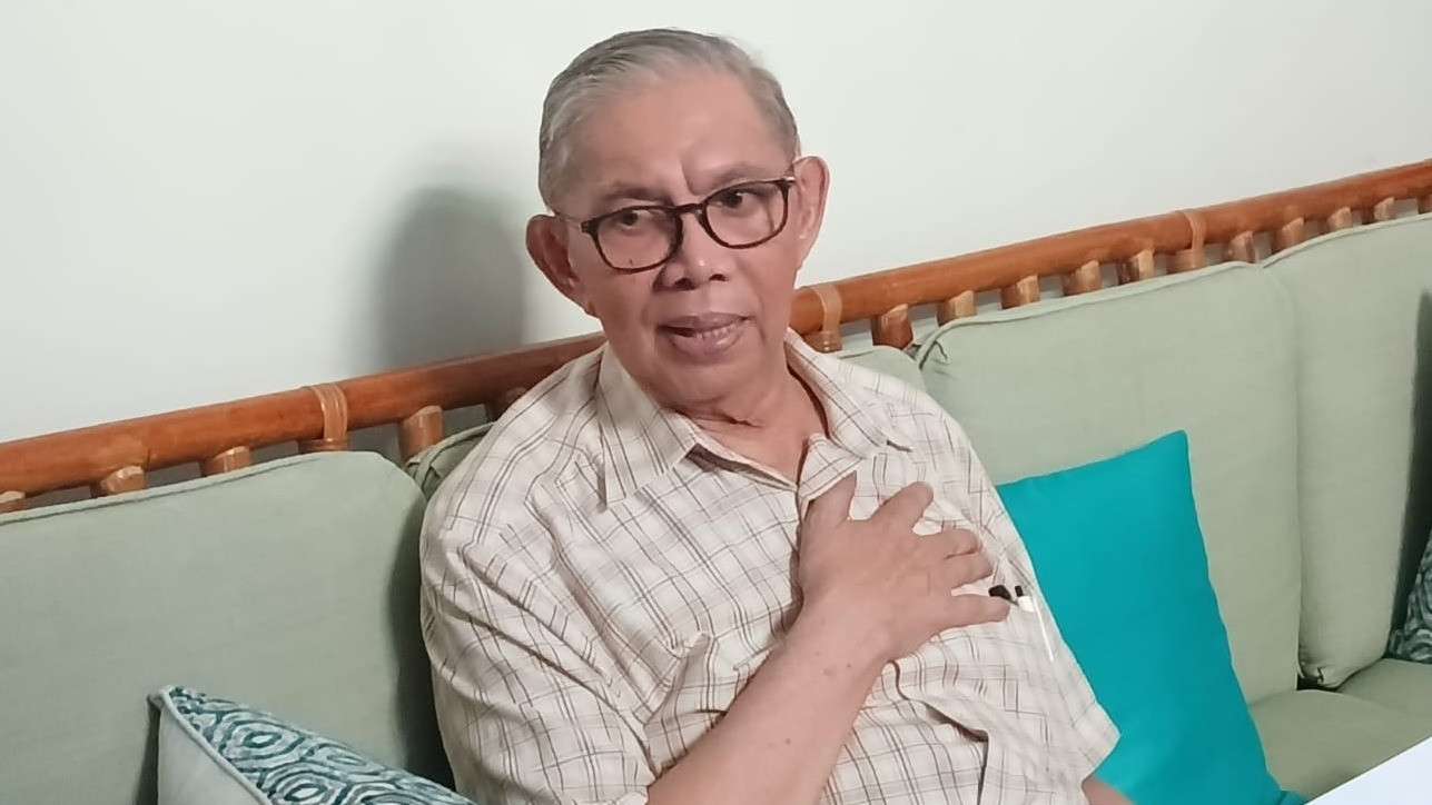 Rektor UGM periode 2002-2007, Sofian Effendi menyampaikan klarifikasi terkait pernyataannya yang menyangsikan status Presiden ke-7 Jokowi sebagai lulusan UGM kepada awak media di rumahnya, Kamis (17/7/2025).