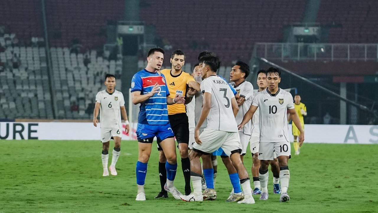 Pemain Timnas Indonesia U-23 Melakukan Proters Terhadap Wasit saat Hadapi Filipina di Piala AFF U-23 2025