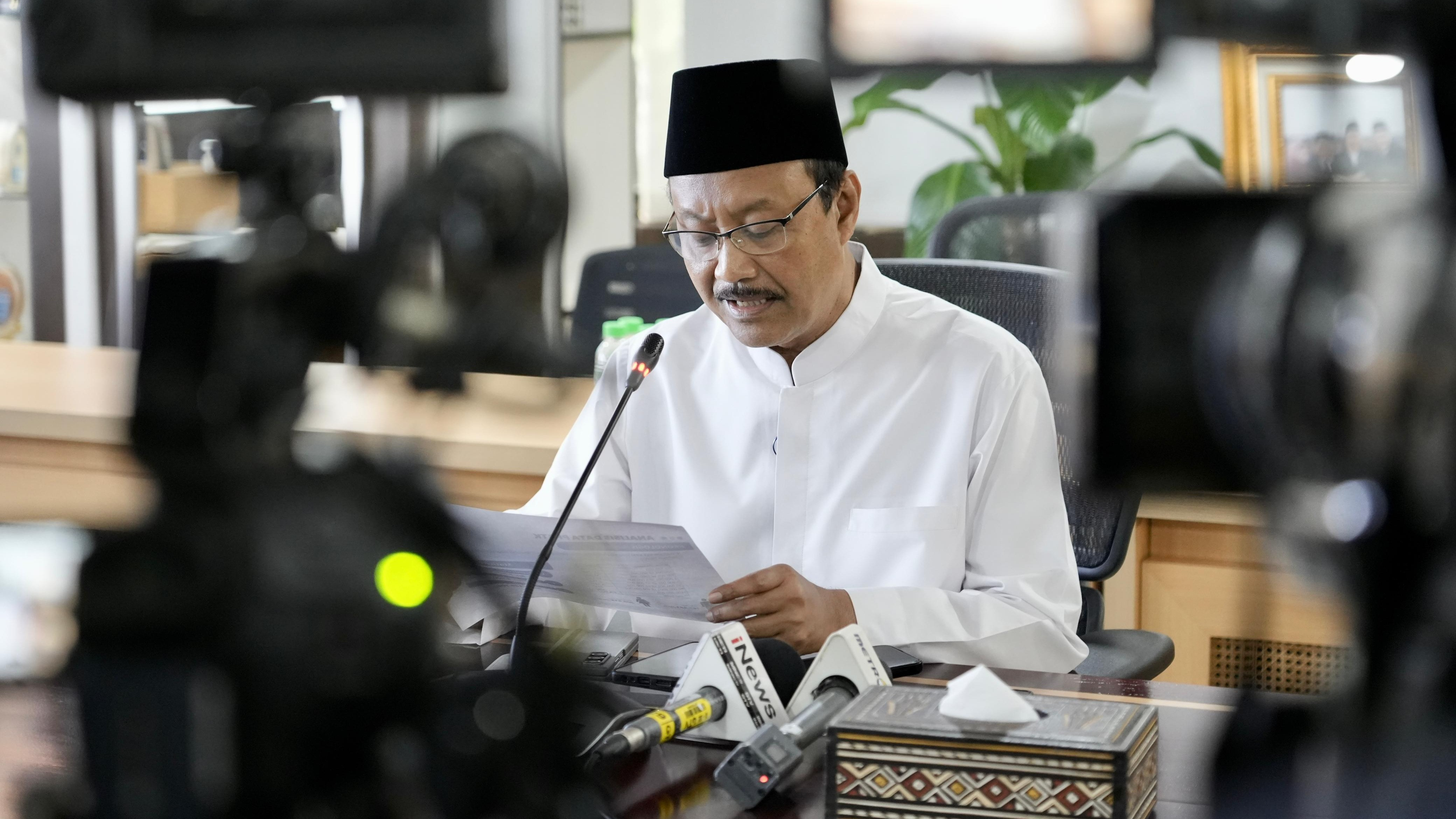 Menteri Sosial Saifullah Yusuf (Gus Ipul) saat konferensi pers tentang evaluasi penerima bansos yang terlibat judi online di kantor Kementerian Sosial, Jakarta, Sabtu (19/7/2025).