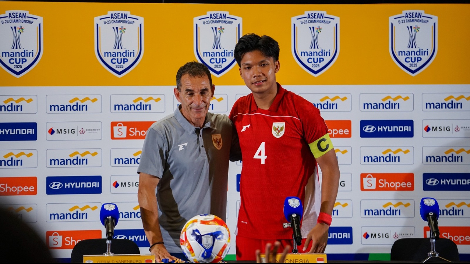 Gerald Vanenburg dan Kadek Arel kelar laga Timnas Indonesia U-23 vs Malaysia