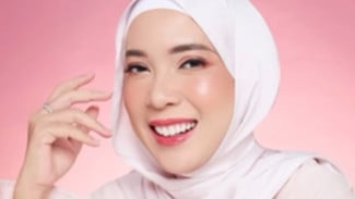 Artis dan Presenter asal Cimahi, Fitri Tropica