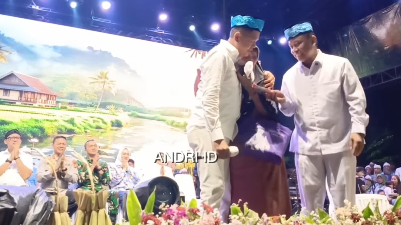 Dedi Mulyadi berikan hadiah ke seorang janda