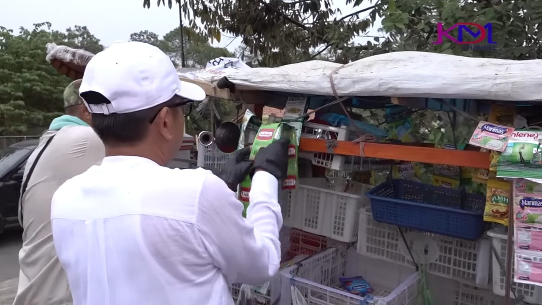 Dedi Mulyadi borong dagangan tukang sayur
